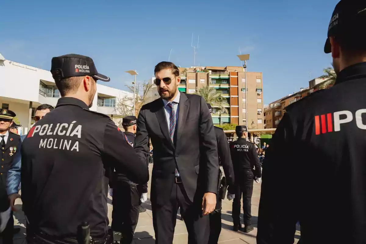 El líder provincial de VOX, José Ángel Antelo, da la mano a un agente de la Policía Local de Molina de Segura