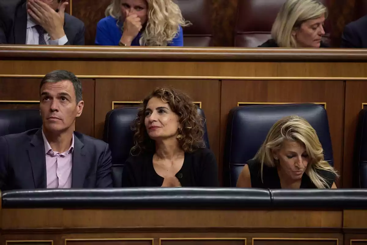 Personas sentadas en un parlamento durante una sesión. Personas sentadas en un parlamento durante una sesión.