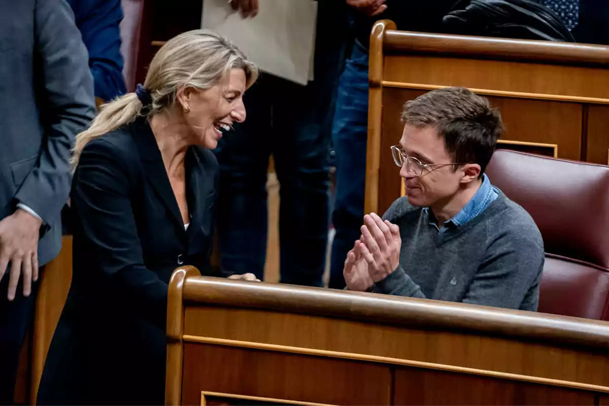 La vicepresidente segunda y ministra de Trabajo, Yolanda Díaz y el diputado de Sumar Iñigo Errejón, durante una sesión plenaria en el Congreso de los Diputados