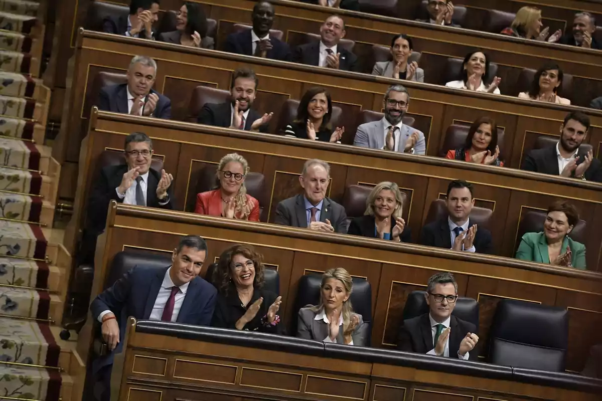 Personas aplaudiendo en un parlamento.