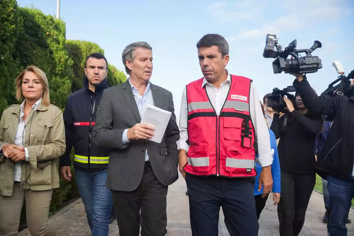 El presidente del Partido Popular, Alberto Núñez Feijóo, y el presidente de la Generalitat Valenciana, Carlos Mazón, visitando el Centro de Coordinación de Emergencias de la Comunitat Valenciana