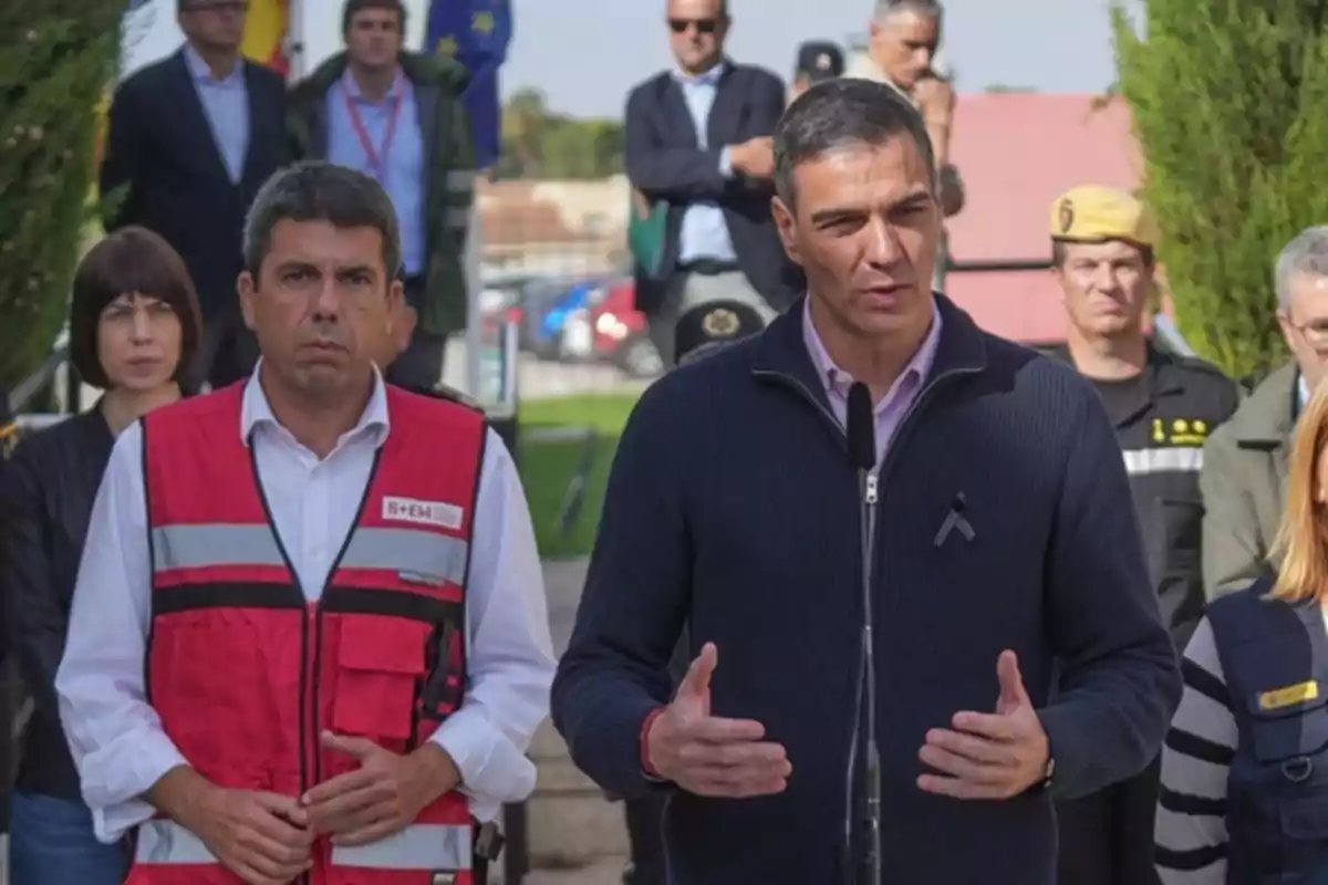 El presidente del Gobierno, Pedro Sánchez, interviene tras una reunión en el Centro de Coordinación Operativo Integrado (CECOPI) de la Comunitat Valenciana con el presidente de la Generalitat valenciana