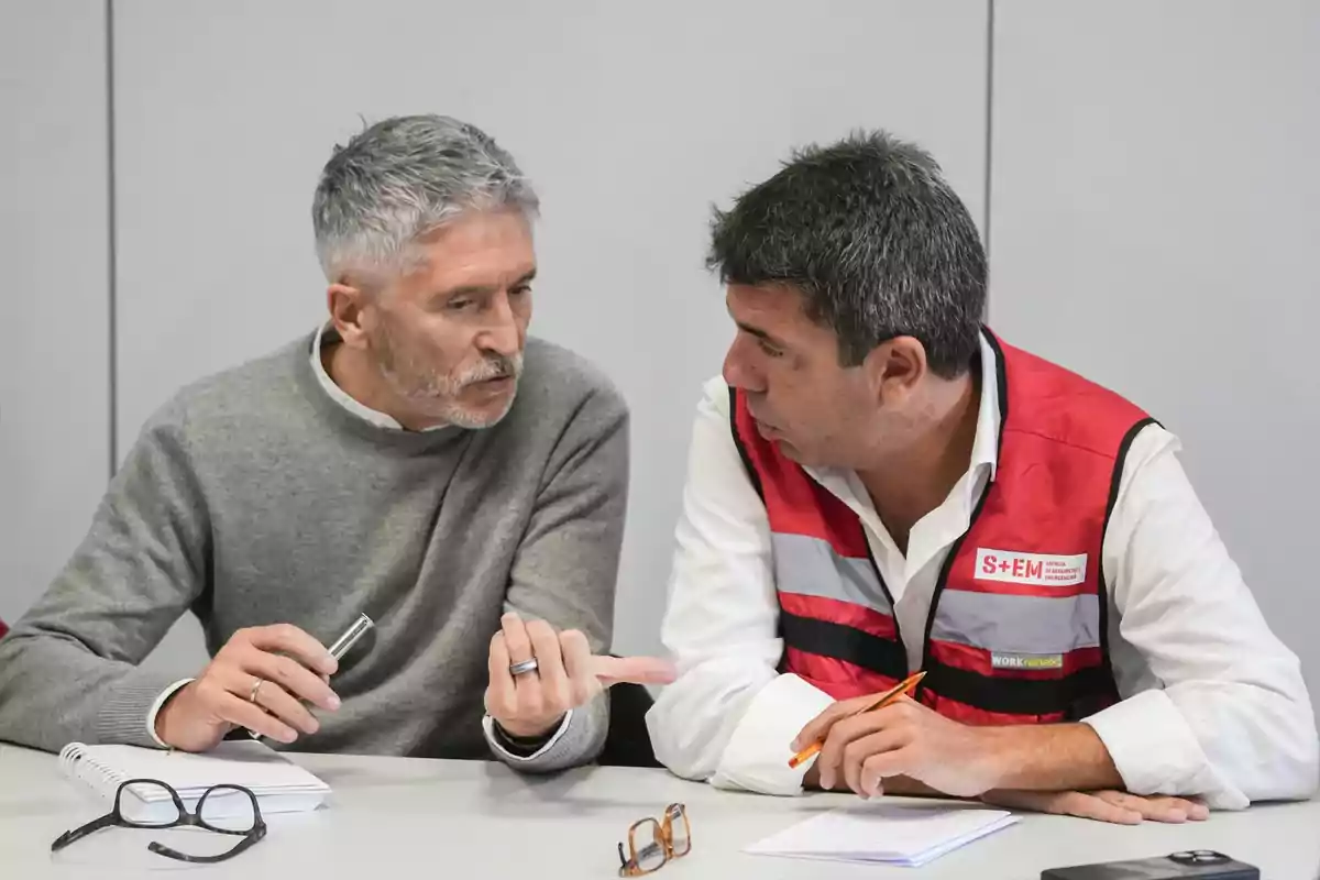 El ministro de Interior, Fernando Grande-Marlaska, y el 'president' de la Generalitat, Carlos Mazón, durante la reunión del CECOPI por la DANA en la Comunitat Valenciana