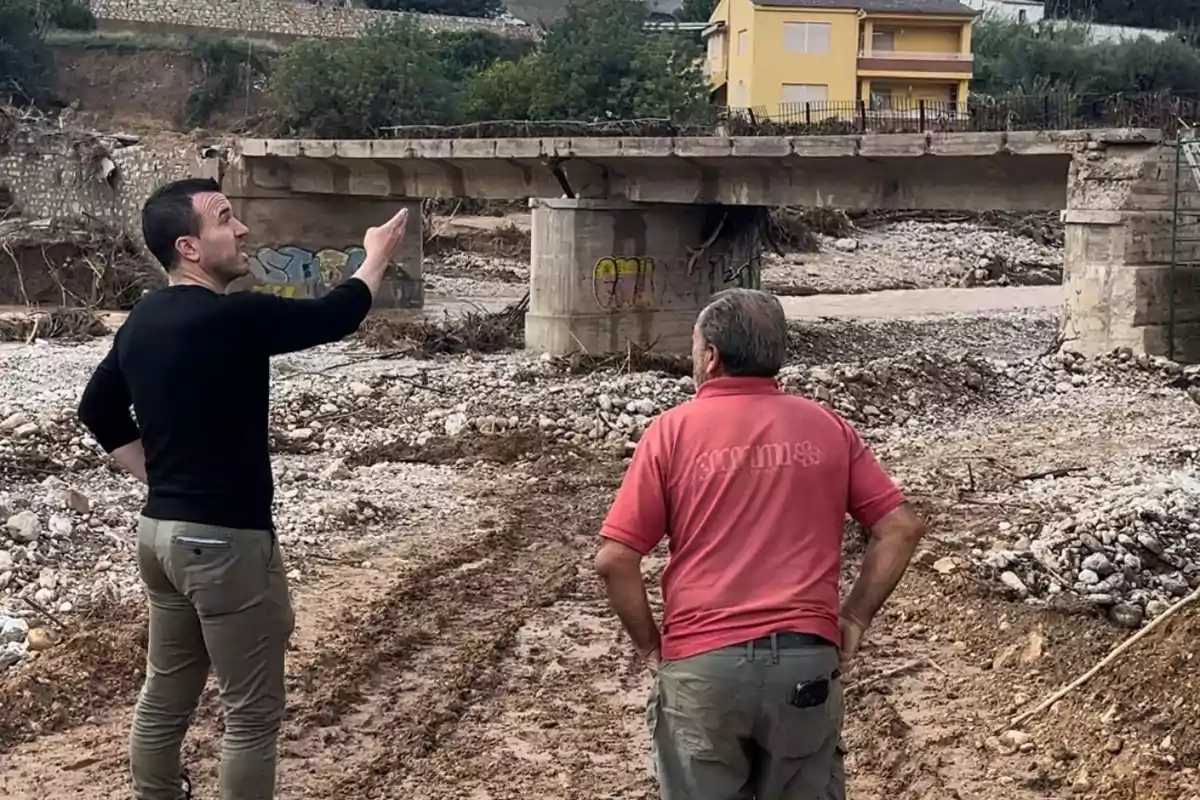 Vicente Mompó, presidente de la Diputación de Valencia, durante una visita a zonas afectadas por la DANA