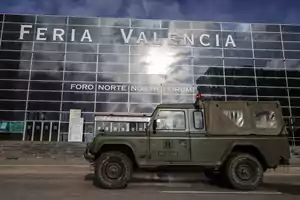 Un vehículo militar está estacionado frente al edificio de la Feria Valencia.