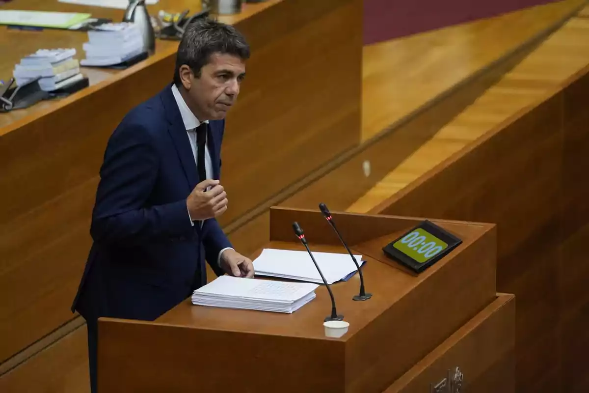 El presidente de la Generalitat Valenciana, Carlos Mazón, interviene durante una sesión plenaria, en Les Corts Valencianes