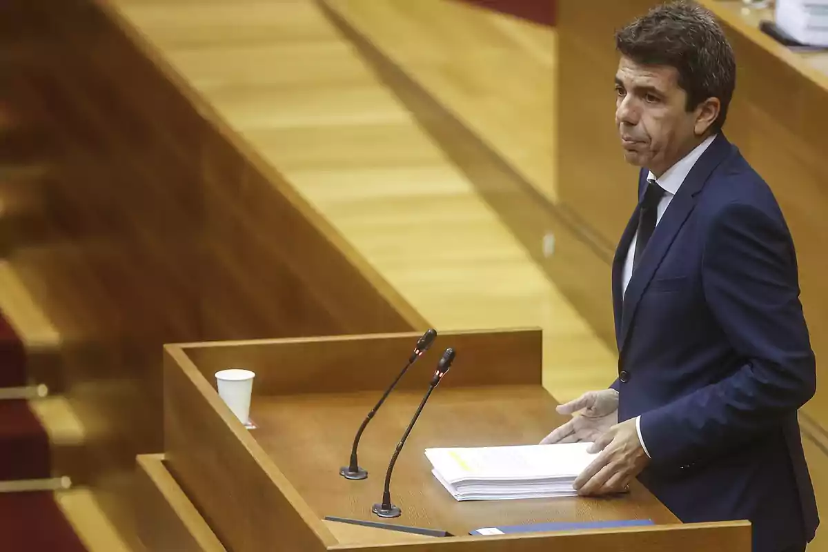 El presidente de la Generalitat Valenciana, Carlos Mazón, interviene durante una sesión plenaria, en Les Corts Valencianes