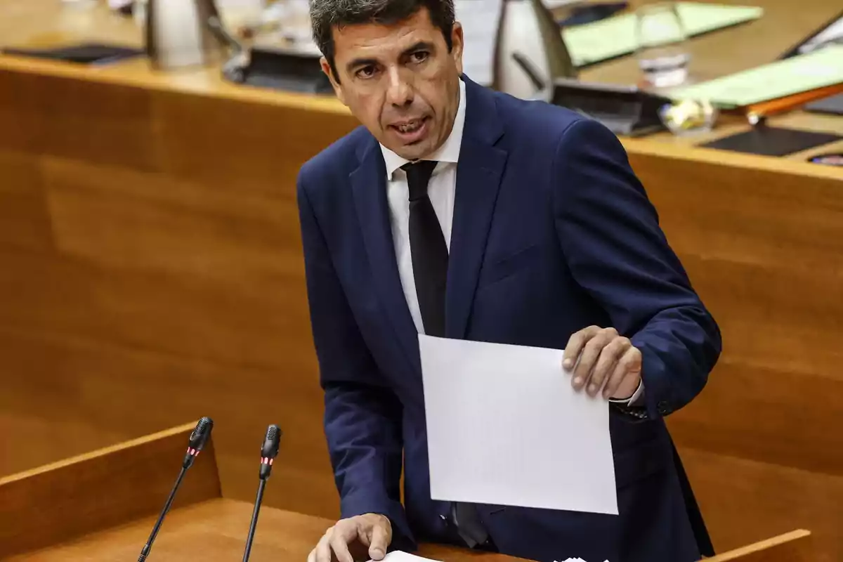 El presidente de la Generalitat Valenciana, Carlos Mazón, interviene durante una sesión plenaria, en Les Corts