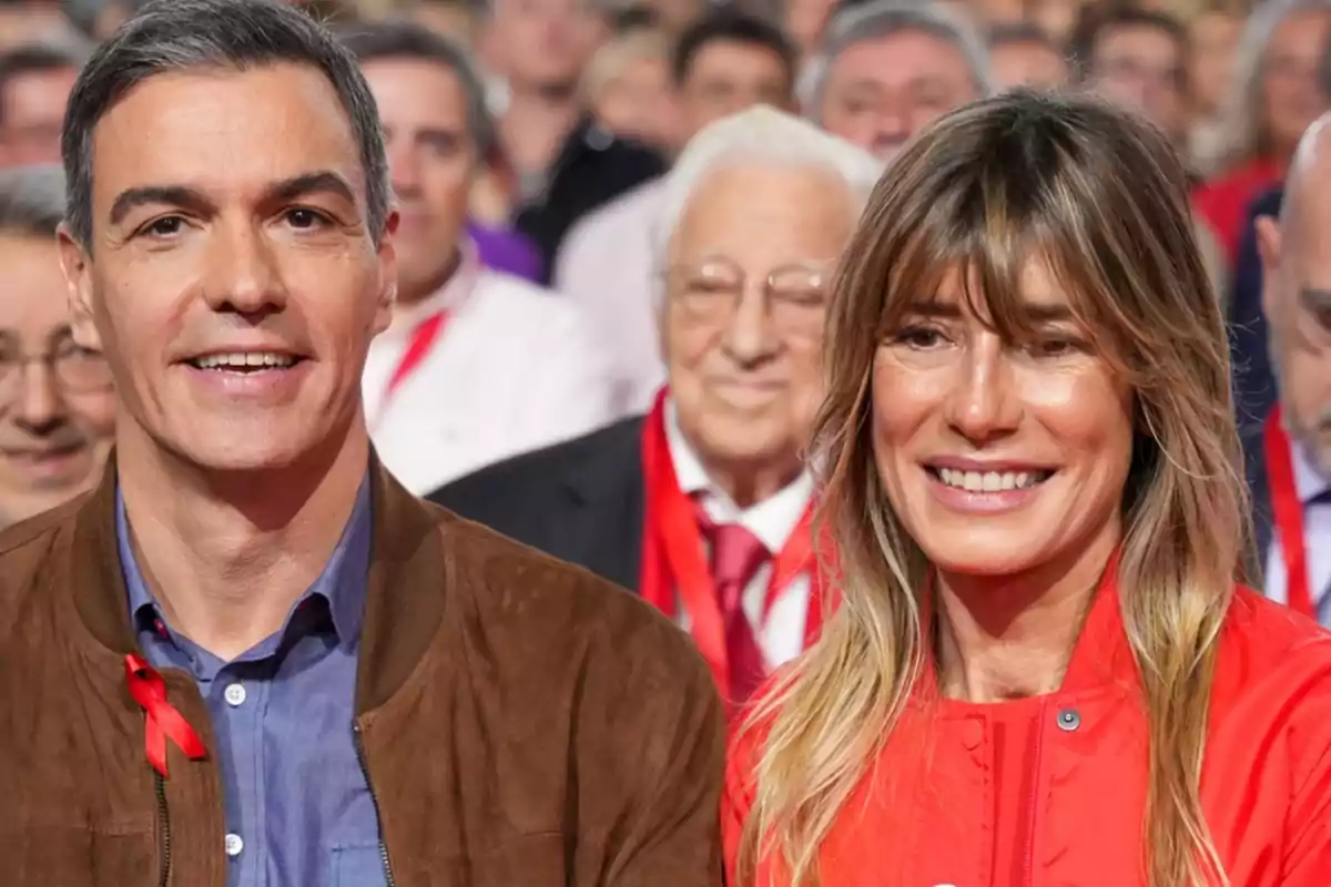 Personas sonriendo en un evento con fondo de público.