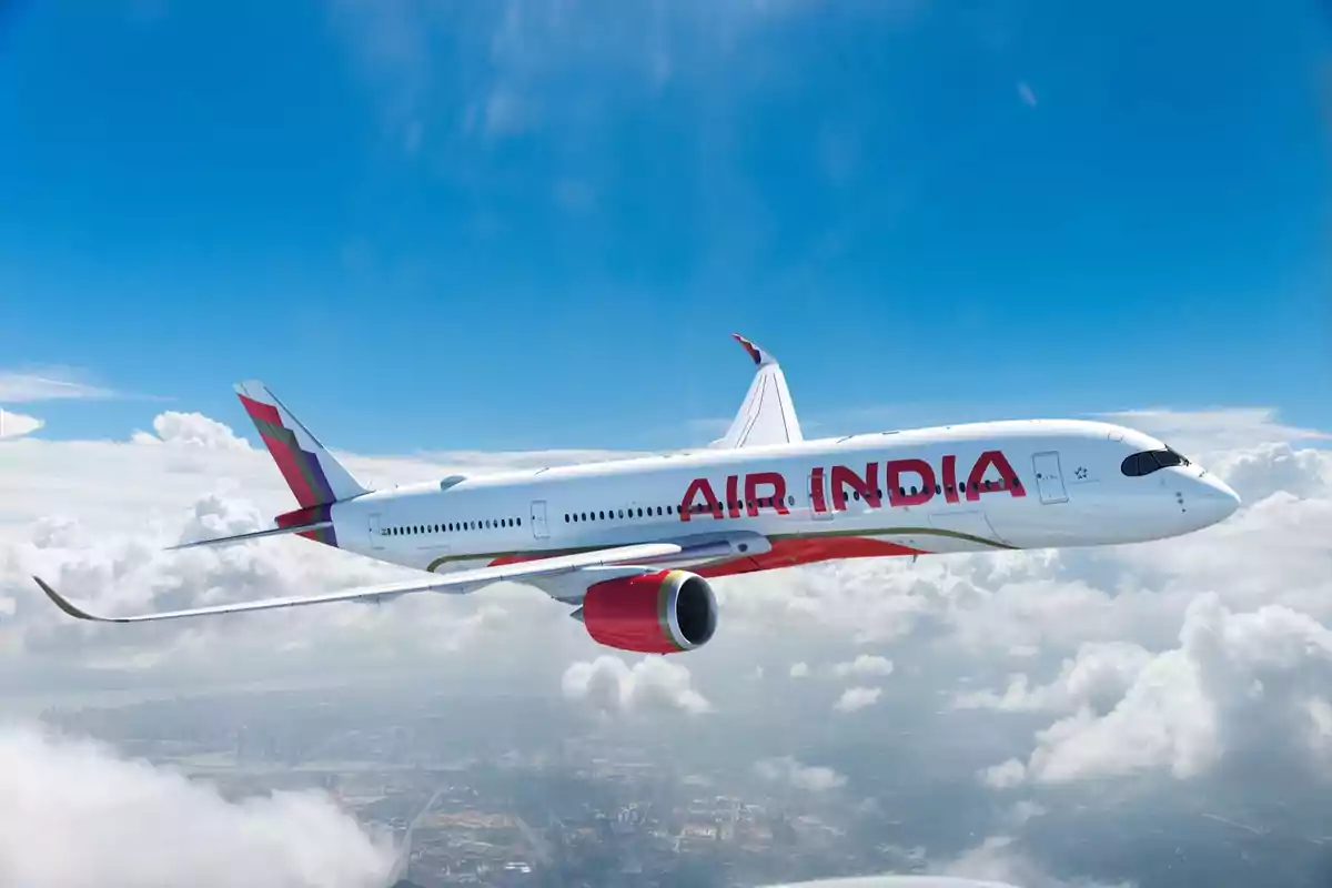 Avión de Air India volando sobre las nubes en un cielo despejado Avión de Air India volando sobre las nubes en un cielo despejado