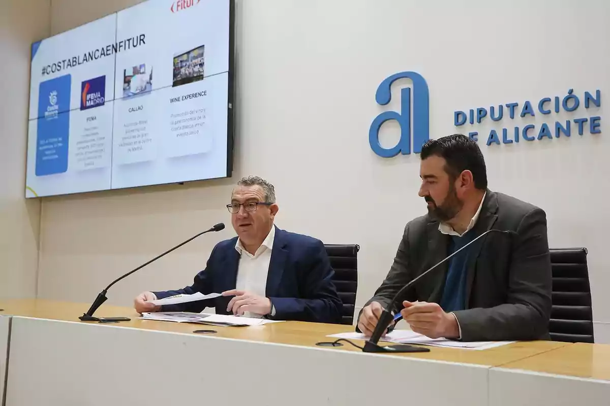 Toni Perez, presidente de la Diputación de Alicante , junto al director del Patronato Costa Blanca, José Mancebo