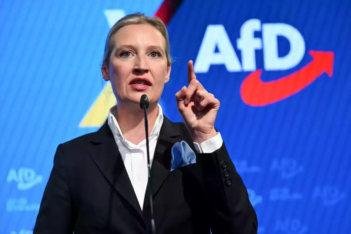 Una persona hablando en un podio con un fondo azul y el logotipo de AfD.