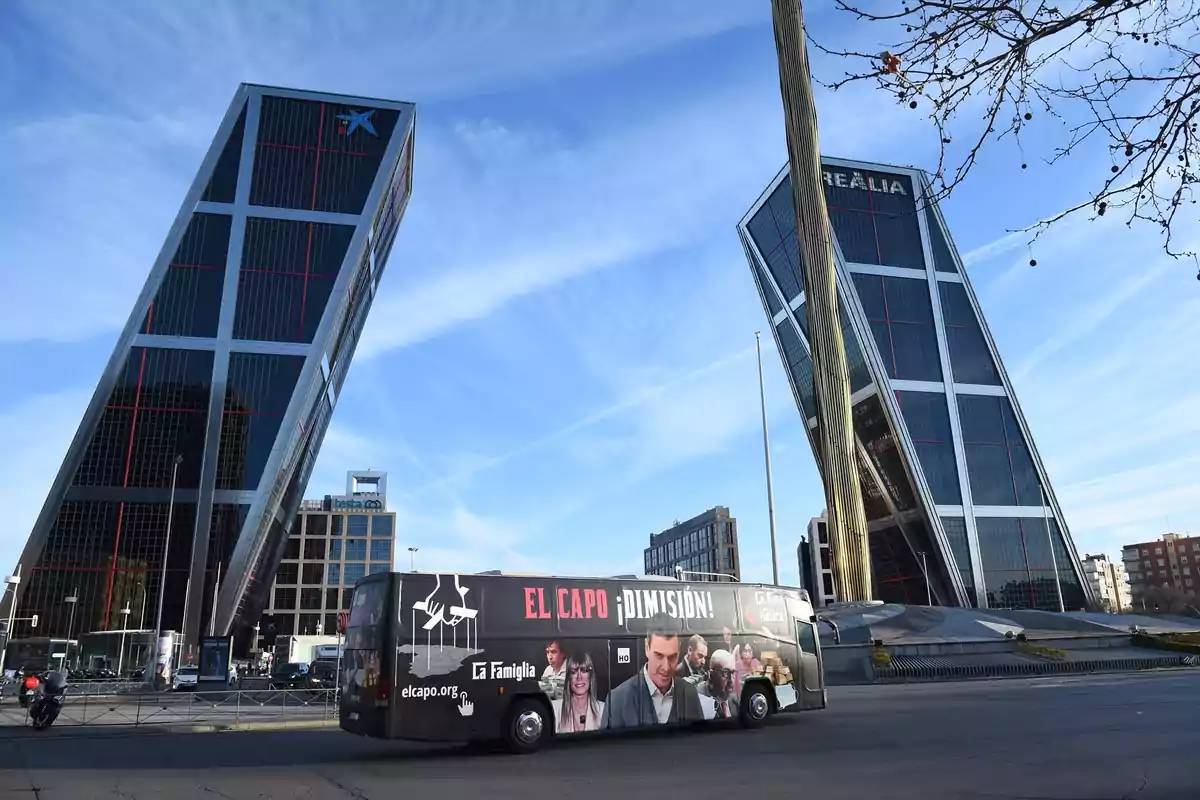 Un autobús con publicidad política circula frente a las Torres Kio en Madrid en un día soleado Un autobús con publicidad política circula frente a las Torres Kio en Madrid en un día soleado