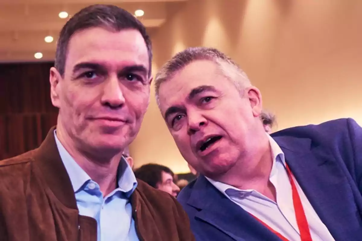 Dos hombres conversando en un evento con luces de fondo. Dos hombres conversando en un evento con luces de fondo.