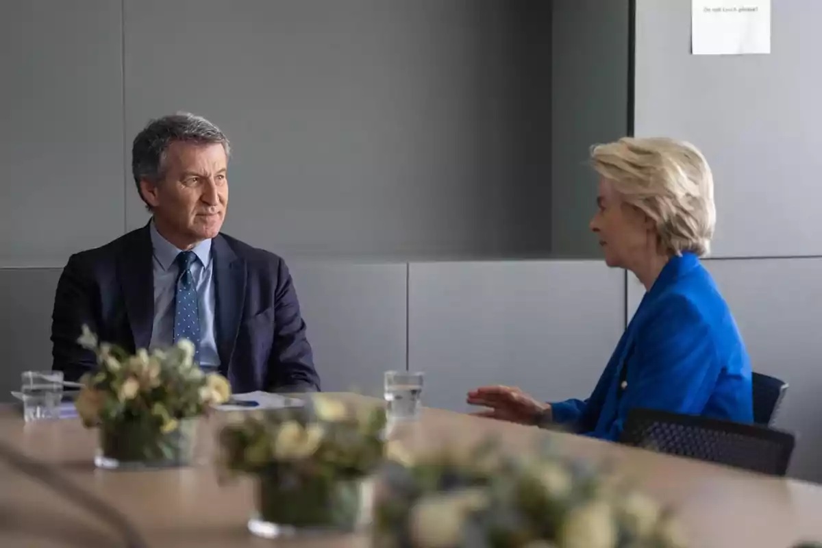 El lider del PP, Alberto Núñez Feijóo, con la presidenta de la Comisión Europea, Ursula von der Leyen