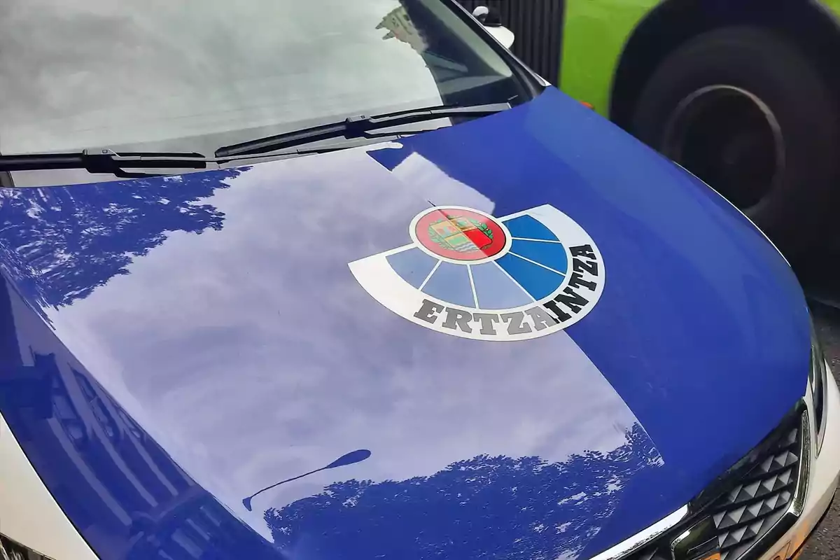 Coche de policía con el logotipo de la Ertzaintza en el capó.