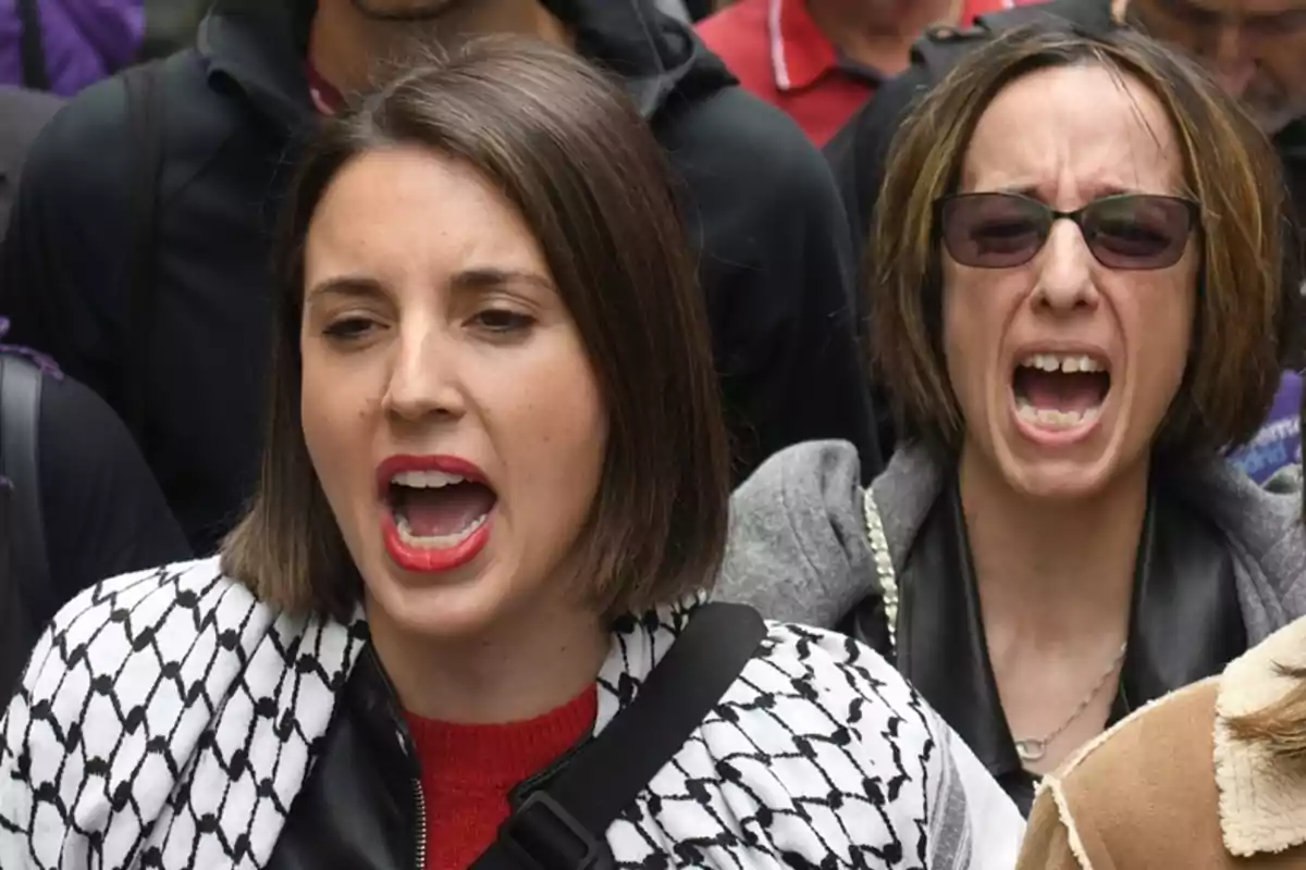 Dos personas participando en una manifestación, expresando emociones intensas. Dos personas participando en una manifestación, expresando emociones intensas.