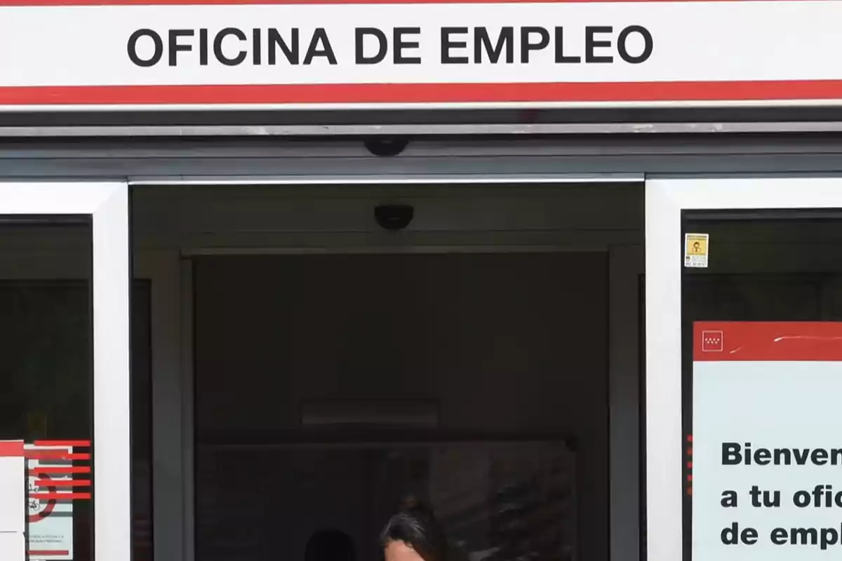 Entrada de una oficina de empleo con un cartel de bienvenida visible. Entrada de una oficina de empleo con un cartel de bienvenida visible.