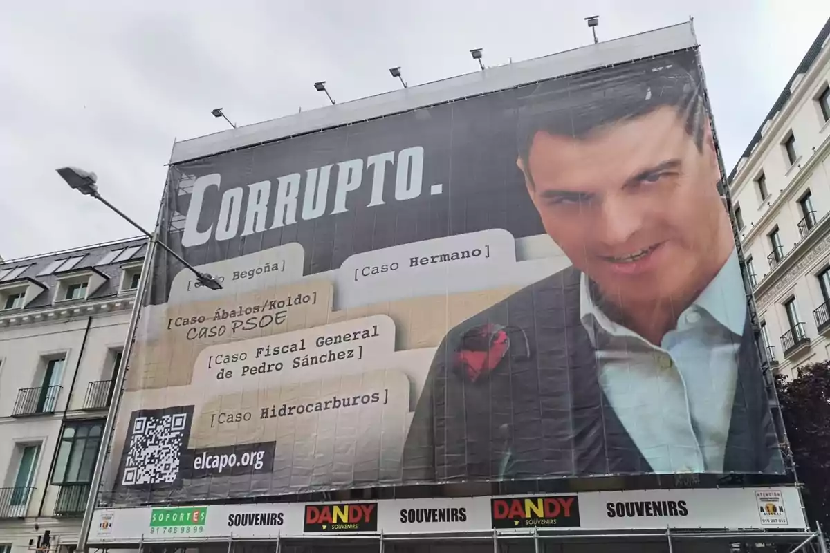 Un cartel grande en la fachada de un edificio muestra la palabra Un cartel grande en la fachada de un edificio muestra la palabra