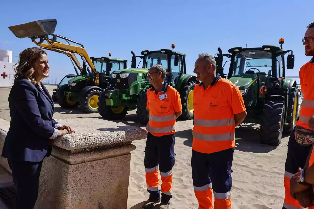 La alcaldesa de Valencia, María José Catalá, presentando el dispositivo de playas para el verano 2025