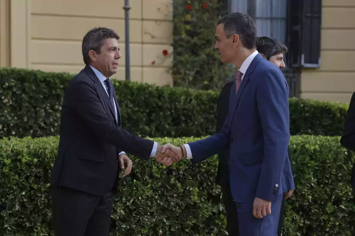 El presidente del Gobierno, Pedro Sánchez, y el presidente de la Generalitat Valenciana, Carlos Mazón, durante la XXVIII Conferencia de Presidentes