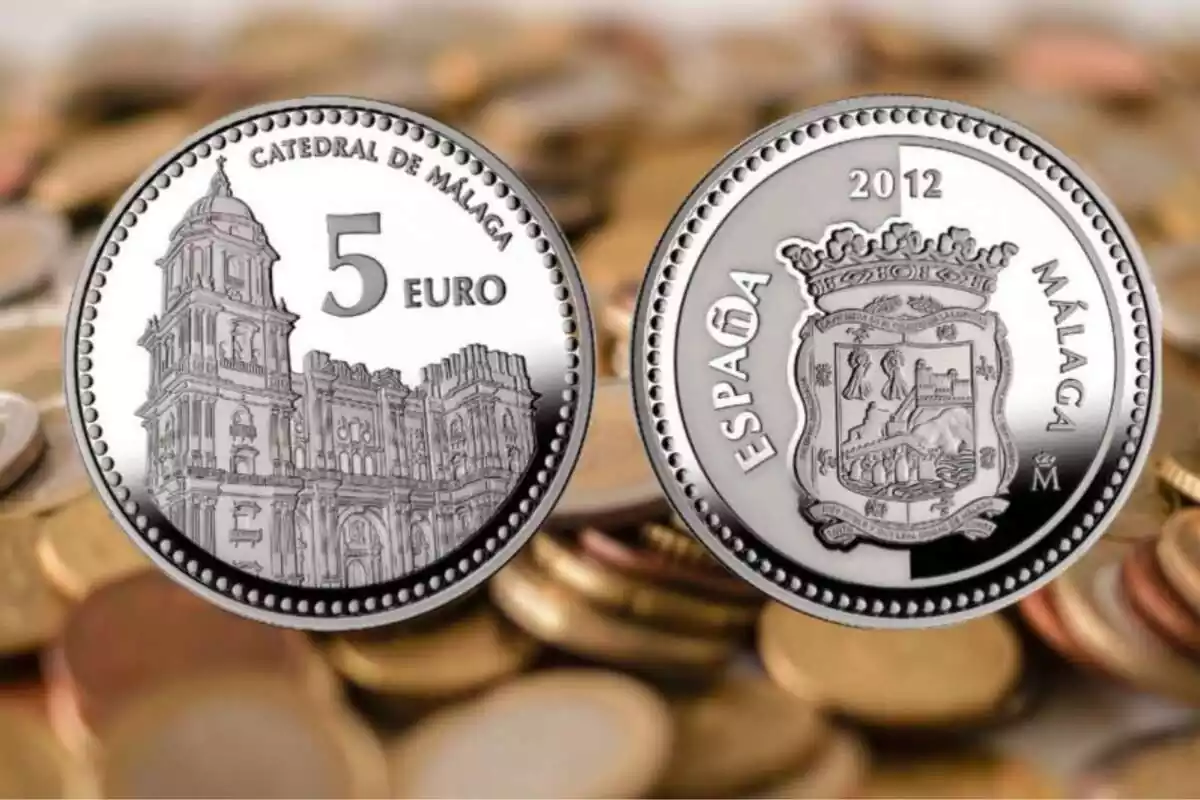 Imagen de fondo de varias monedas amontonadas y otra imagen de una moneda especial conmemorativa por las dos caras Imagen de fondo de varias monedas amontonadas y otra imagen de una moneda especial conmemorativa por las dos caras