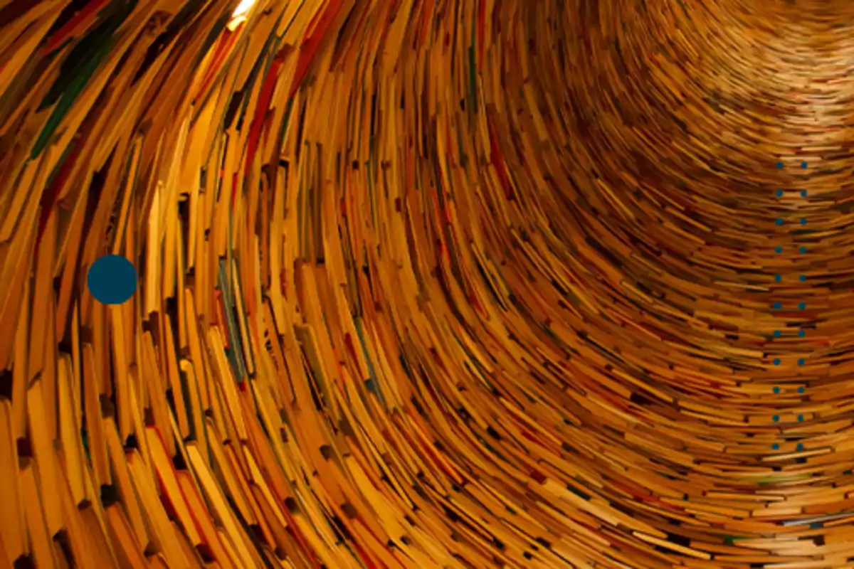 Una espiral de libros apilados formando un túnel visualmente impactante.