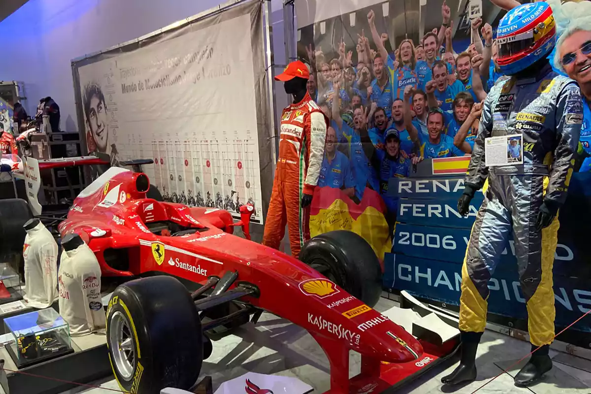 Coche de Fórmula 1 de Fernando Alonso en una exposición en Alcobendas