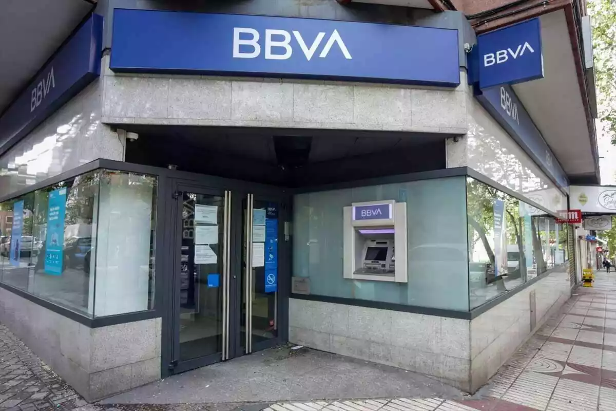 Plano general del exterior de la oficina de BBVA con el cajero al lado de la puerta