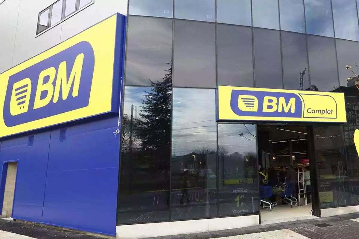 Exterior de un supermercado de la cadena BM Exterior de un supermercado de la cadena BM