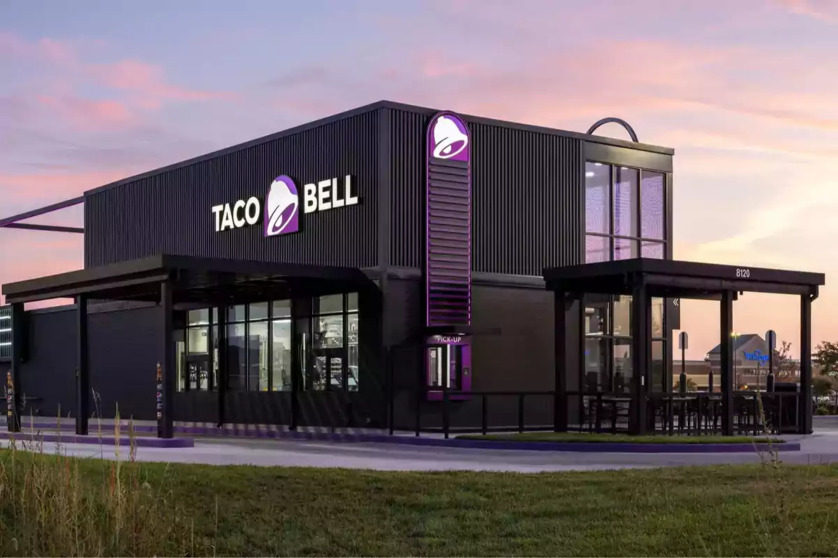 Image of a fast-food restaurant with a modern design and dark colors at sunset. Image of a fast-food restaurant with a modern design and dark colors at sunset.