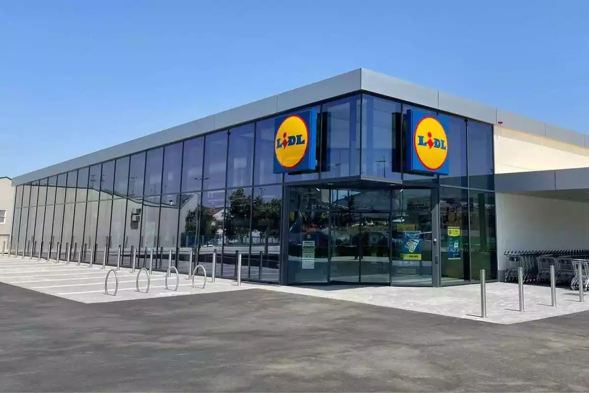 Exterior de una tienda Lidl recién construida con el logo y las ventanas relucientes