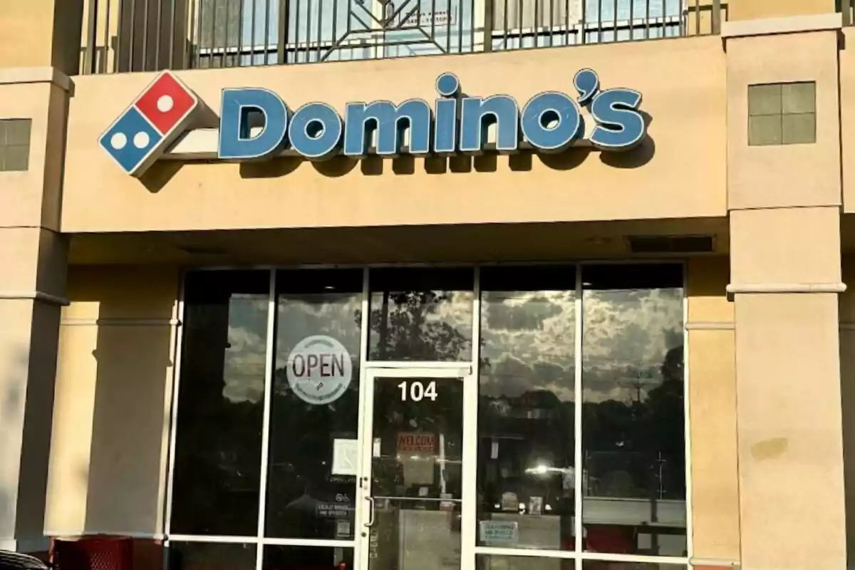 Fachada de una pizzería con el letrero de Fachada de una pizzería con el letrero de