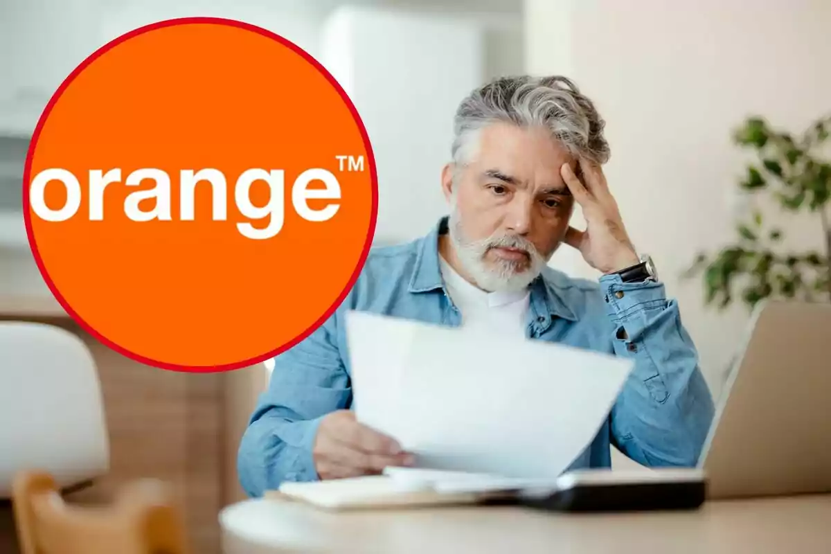 Un hombre consulta una factura y en el círculo, el logo de Orange