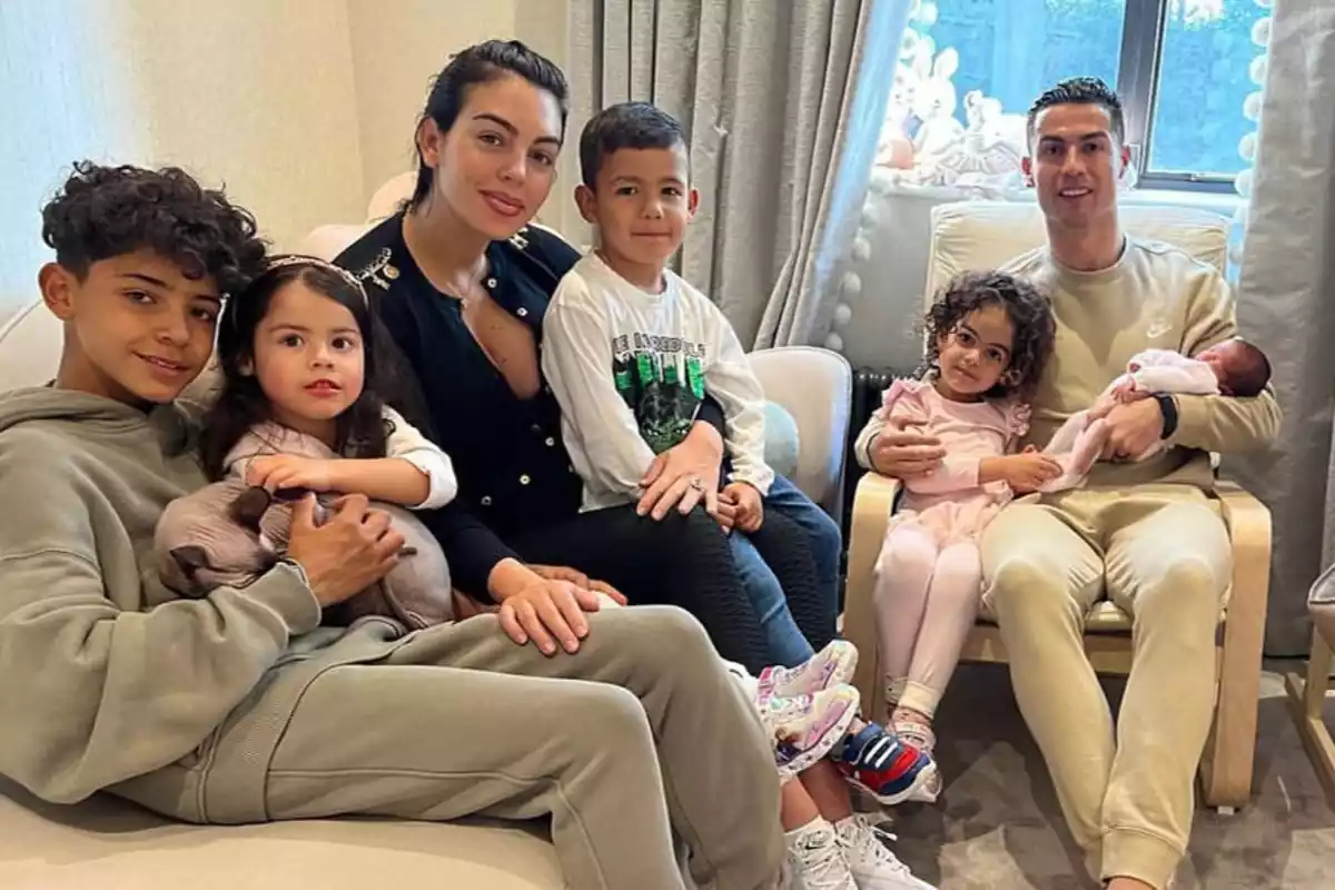 Cristiano Ronaldo y Georgina Rodríguez junto a sus cinco hijos posando en su casa