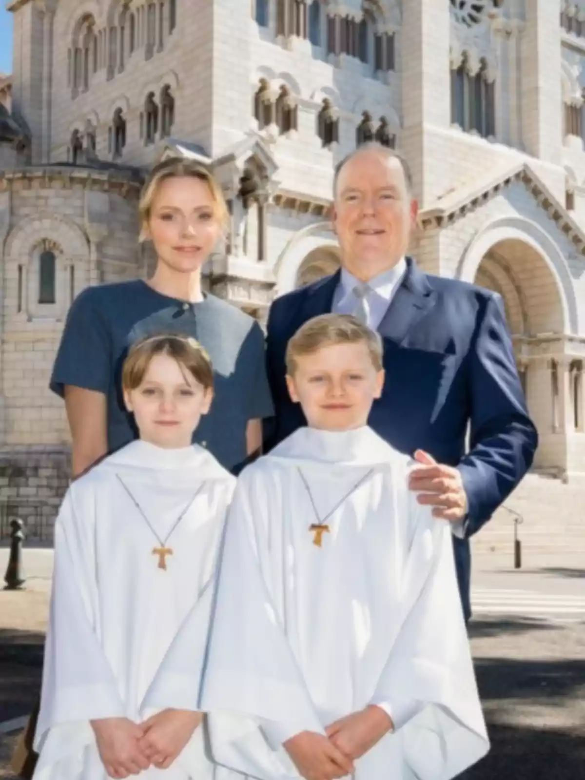 El príncipe Alberto de Mónaco junto a Charlene de Mónaco y sus hijos, ataviados de primera comunión El príncipe Alberto de Mónaco junto a Charlene de Mónaco y sus hijos, ataviados de primera comunión