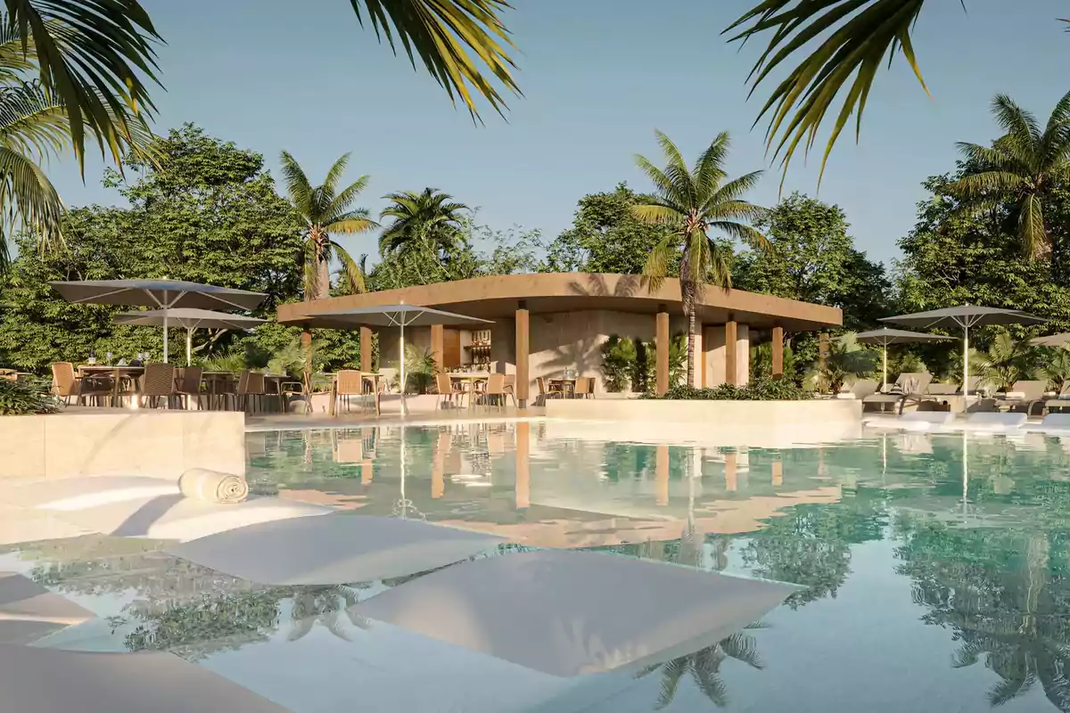 Vista de una piscina al aire libre rodeada de palmeras y un área de descanso con sombrillas y sillas.