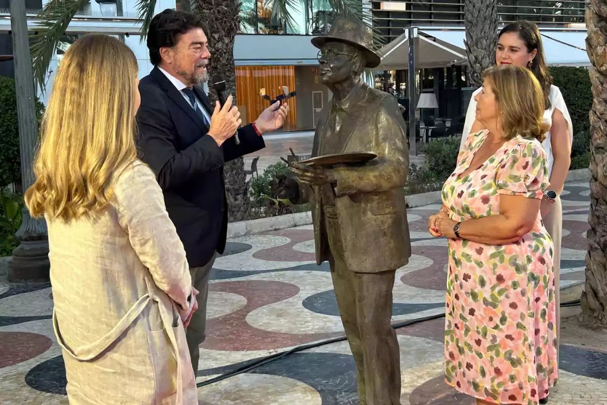 Luis Barcala junto a la escultura de Emilio Varela