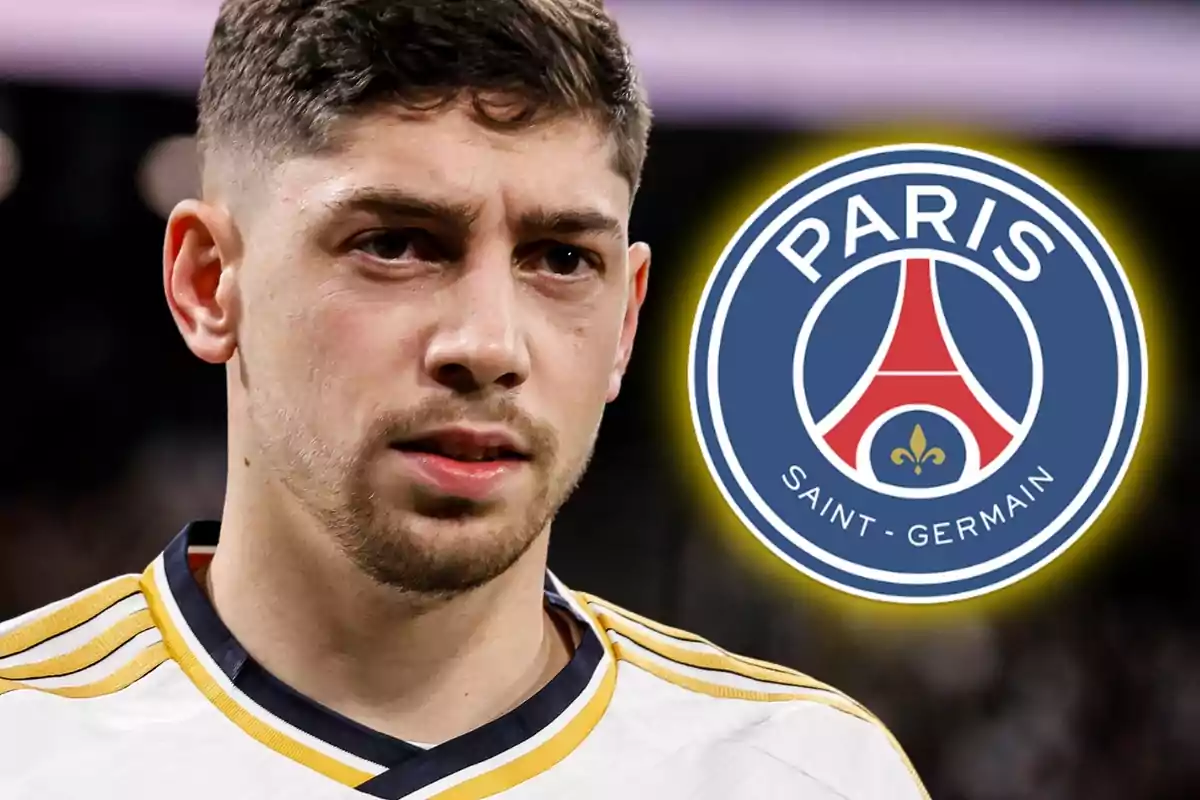 Un jugador de fútbol con una camiseta blanca y detalles dorados, con el logo del Paris Saint-Germain al fondo.