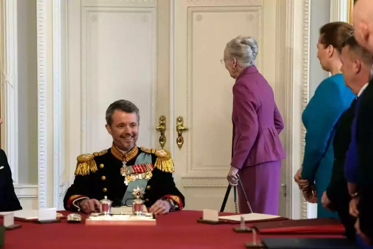 Frederick of Denmark smiling with the official suit and his medals, and Margaret with his back to her in a purple suit Frederick of Denmark smiling with the official suit and his medals, and Margaret with his back to her in a purple suit