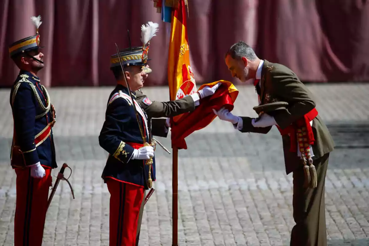 Felipe VI besando la bandera de España
