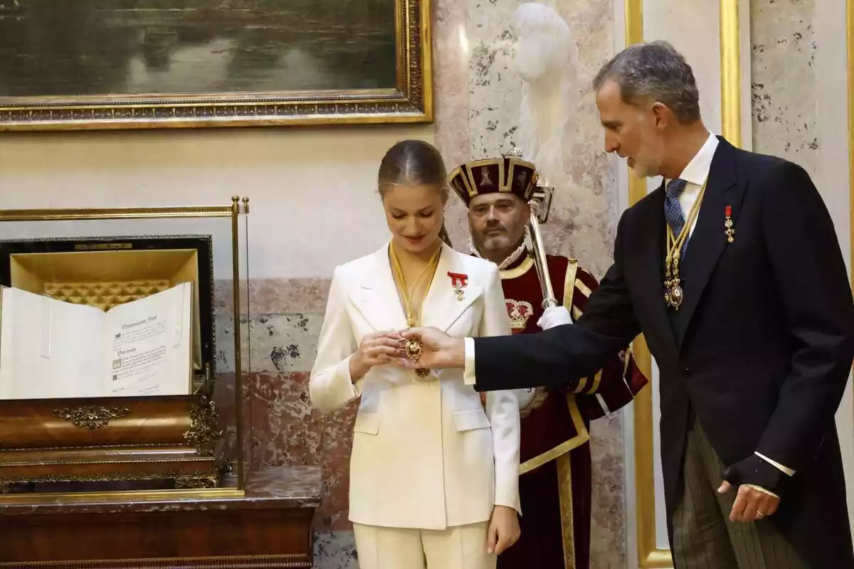 King Felipe and Princess Leonor, both smiling, during the swearing-in ceremony of the Spanish Constitution King Felipe and Princess Leonor, both smiling, during the swearing-in ceremony of the Spanish Constitution