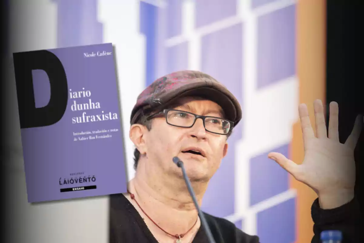 Un hombre con gafas y gorra está hablando frente a un micrófono, mientras sostiene un libro titulado "Diario dunha sufraxista".