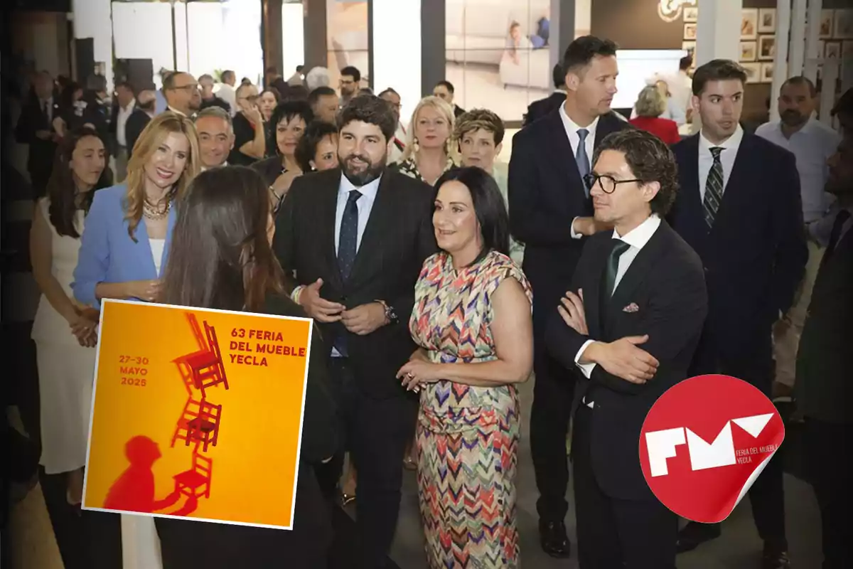 Un grupo de personas elegantemente vestidas conversa en un evento concurrido mientras en primer plano se muestra un cartel amarillo y rojo que anuncia la 63 Feria del Mueble Yecla 2025