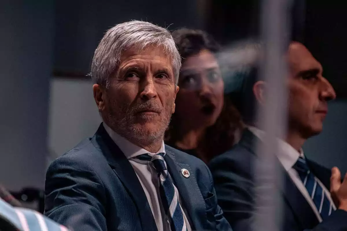 El ministro del Interior, Fernando Grande-Marlaska, asiste a la inauguración de la exposición fotográfica 'Ella-Chipre en femenino', en el Círculo de Bellas Artes, a 7 de noviembre de 2023, en Madrid