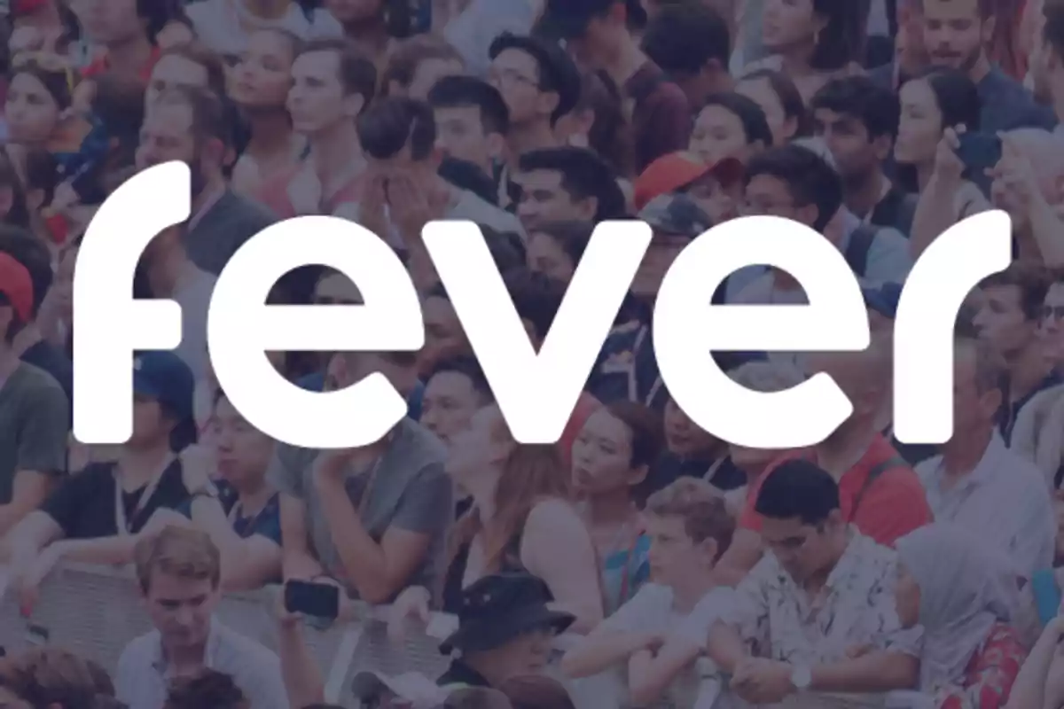 Una multitud de personas en un evento al aire libre con el texto "fever" superpuesto en el centro.