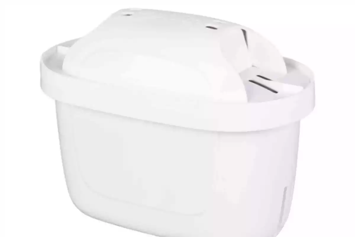Un contenedor blanco con tapa y ranuras en la parte superior. Un contenedor blanco con tapa y ranuras en la parte superior.