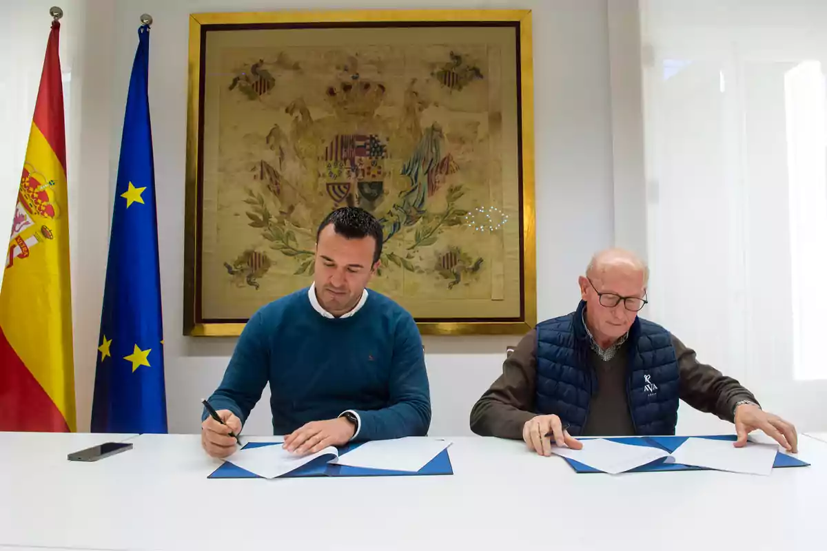 Vicent Mompó y Cristóbal Aguado firmando el acuerdo de colaboración