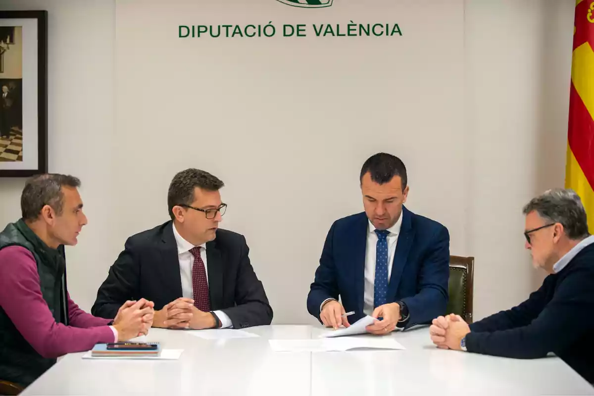 Vicente Mompó, presidente de la Diputación de Valencia, durante la reunión