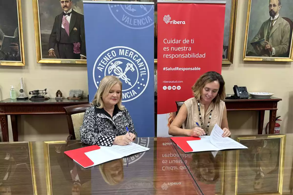 Carmen de Rosa, presidenta del Ateneo Mercantil de Valencia, y Elisa Tarazona, consejera delegada del grupo Ribera y presidenta de la Fundación Ribera Salud